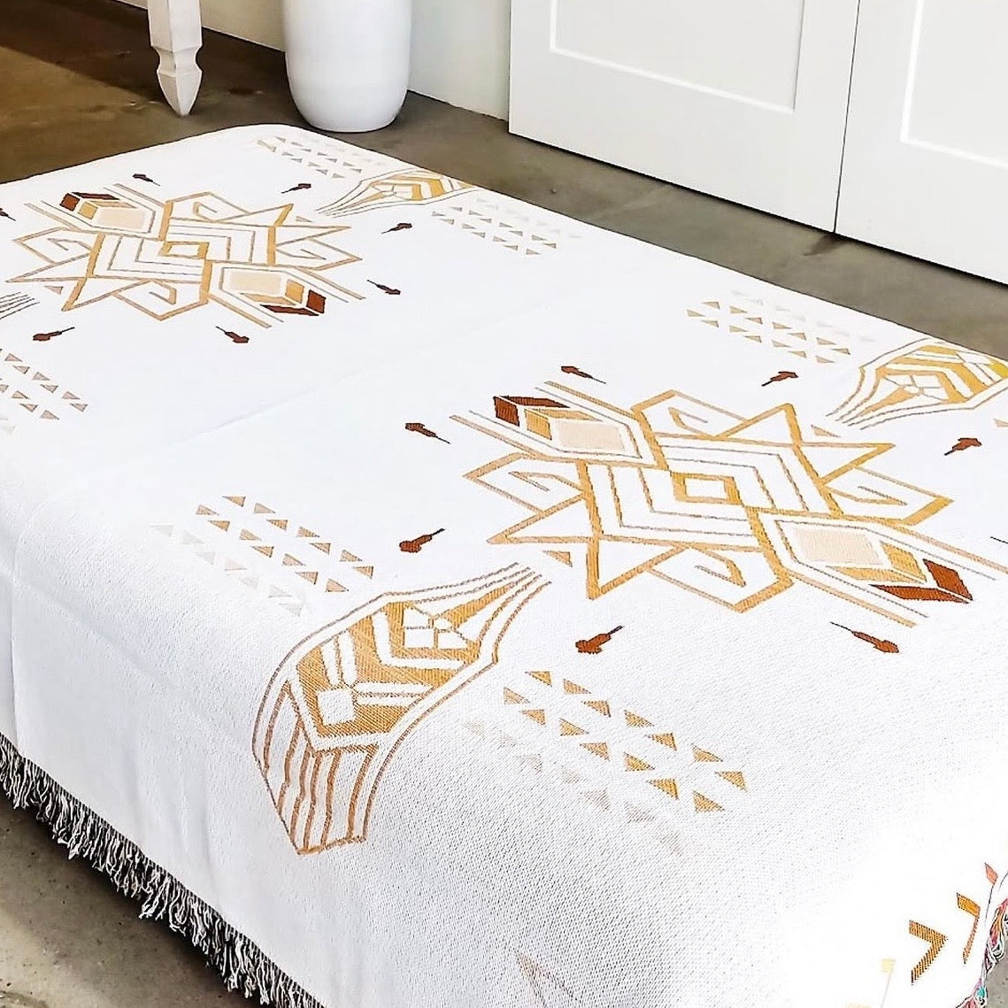 BLANKETS AND THROWS